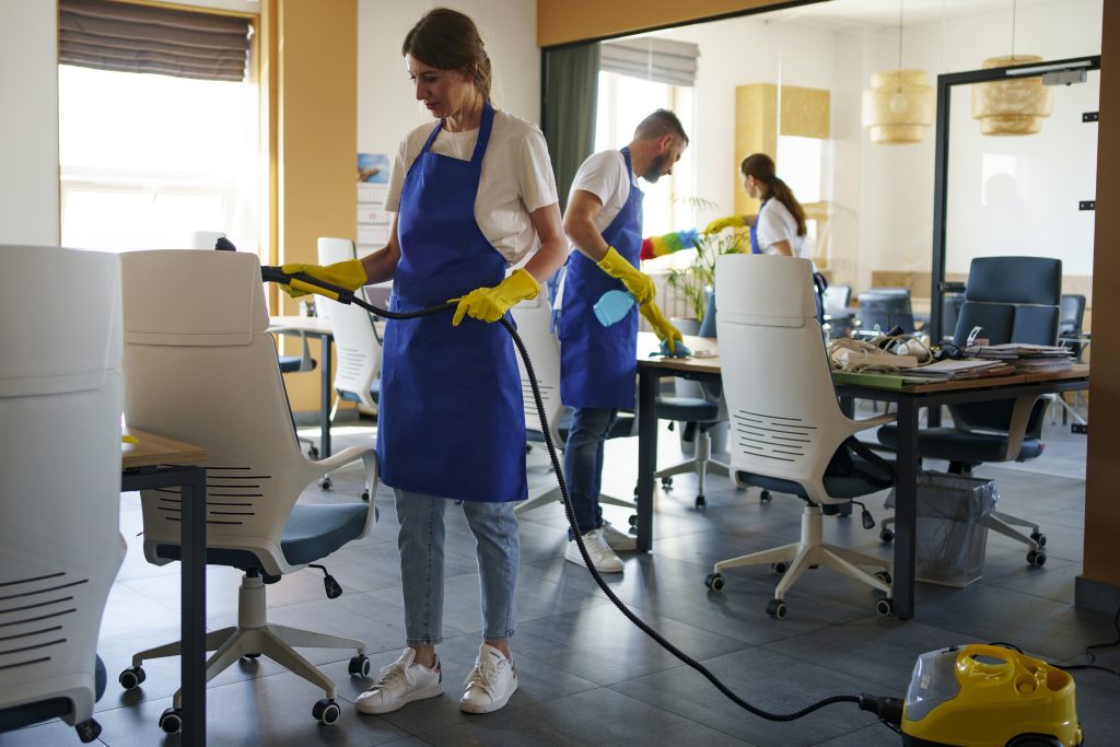 Gebäudereinigung-LR-professional-cleaning-service-person-using-vacuum-cleaner-office